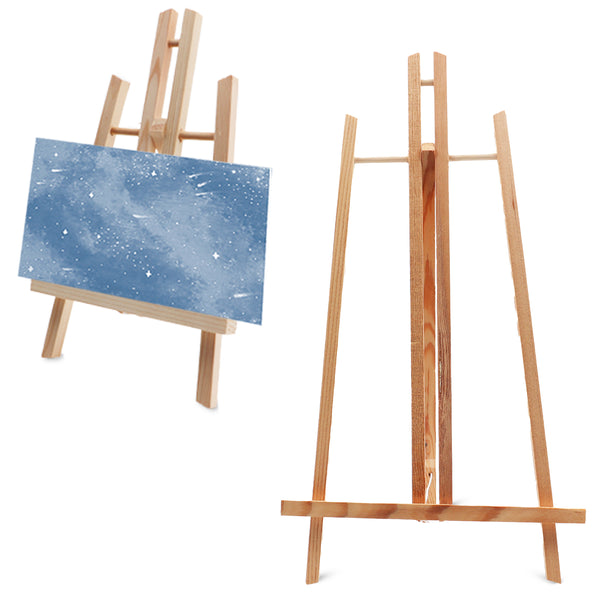 Twee houten schildersezels voor op tafel, waarvan één een blauw schilderij met sterrenhemel draagt