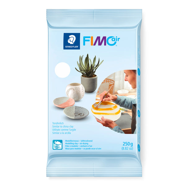 Verpakking van witte Fimo Air boetseerklei van 250 gram met voorbeelden van gemaakte schaaltjes en potjes