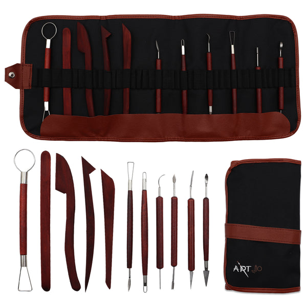 ArtJo boetseer gereedschap 11 delig met houten en metalen tools, getoond in en naast het zwart-bruine etui