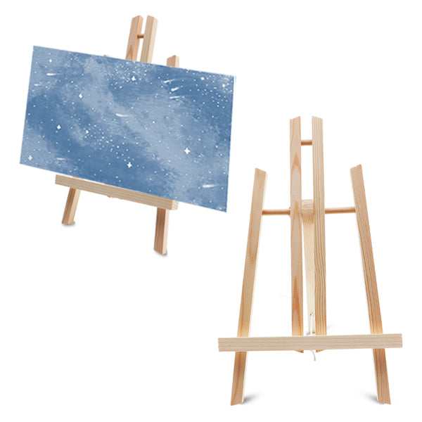 Twee houten schildersezels, waarvan één een klein blauw canvas met sterrenhemel draagt