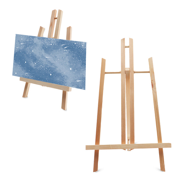 Een houten schildersezel met een blauw schilderij met sterren en een lege schildersezel ernaast