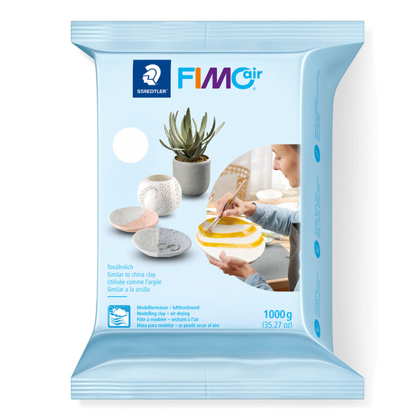 Blauwe verpakking van STAEDTLER Fimo Air boetseerklei wit van 1000 gram met voorbeelden van schaaltjes